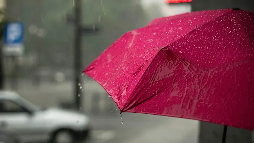 Ploi, vijelii și vânt puternic în mai multe regiuni din țară. Meteorologii anunță vremea rea până în weekend