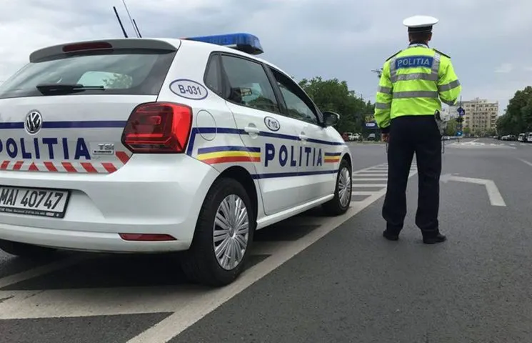 Un bătrân a fost prins în timp ce transporta un indicator rutier furat acum 5 ani