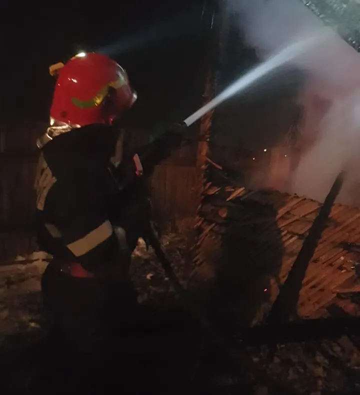 FOTO Trei anexe gospodăreşti au luat foc la Ditrău