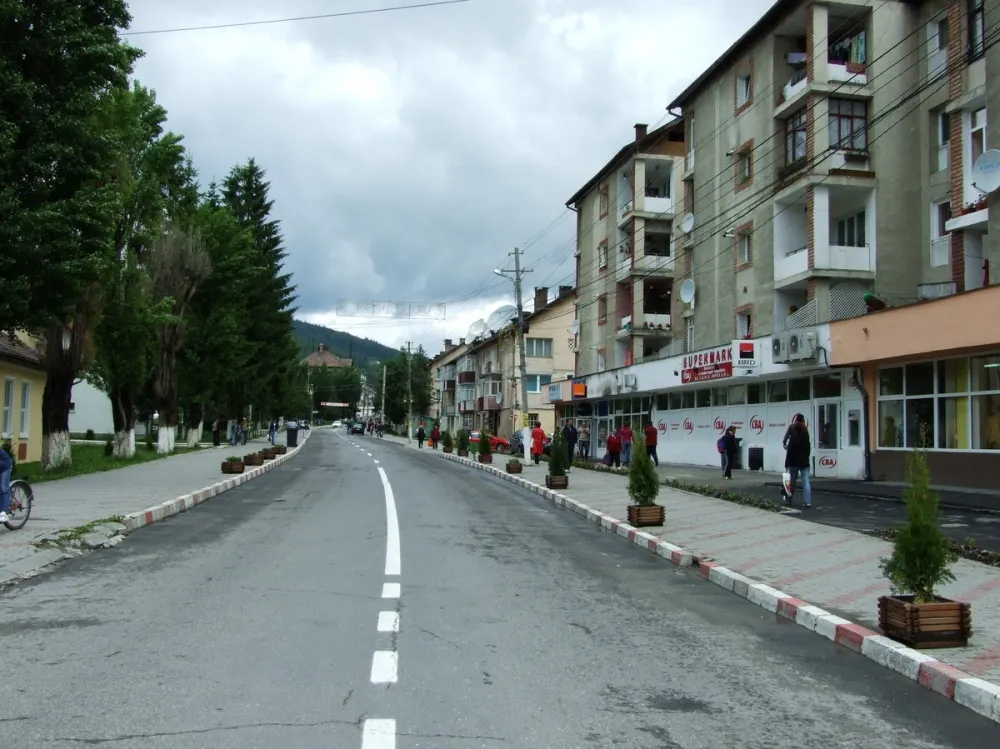 Mai multe gropi au apărut pe drumul principal din oarşul Bălan