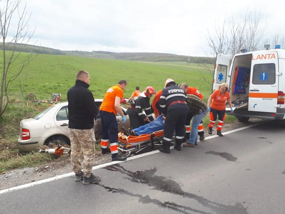 FOTO O maşină a ajuns în şanţul de pe marginea drumului, la Băile Szejke, în Harghita