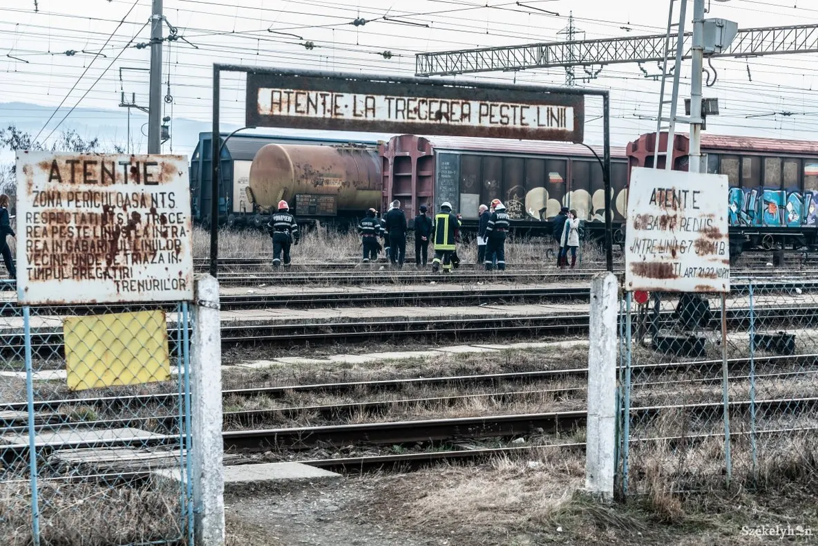 FOTO Scurgeri de îngrăşământ la un vagon, în gara Siculeni