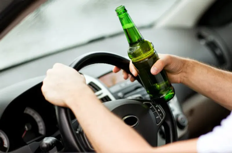 Bătrână de 70 de ani găsită băută la volan, la Toplița