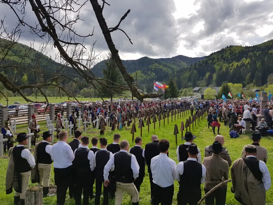 Mai mulţi oameni au protestat la cimitirul din Valea Uzului