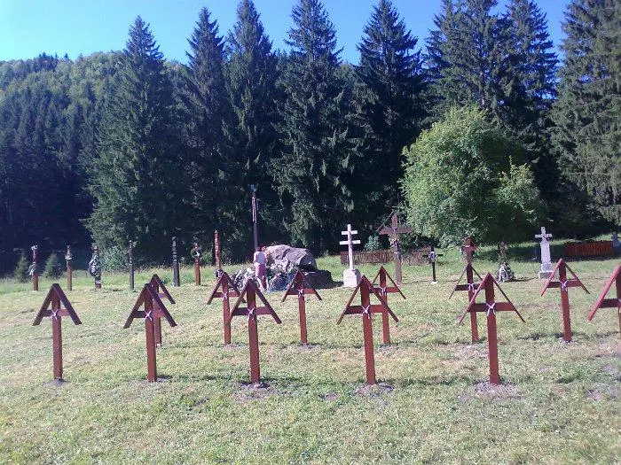 Ceatra pe cimitirul militar din Valea Uzului a ajuns până la guvern. Kelemen Hunor cere premierului să oprească denigrarea memoriei soldaţilor maghiari