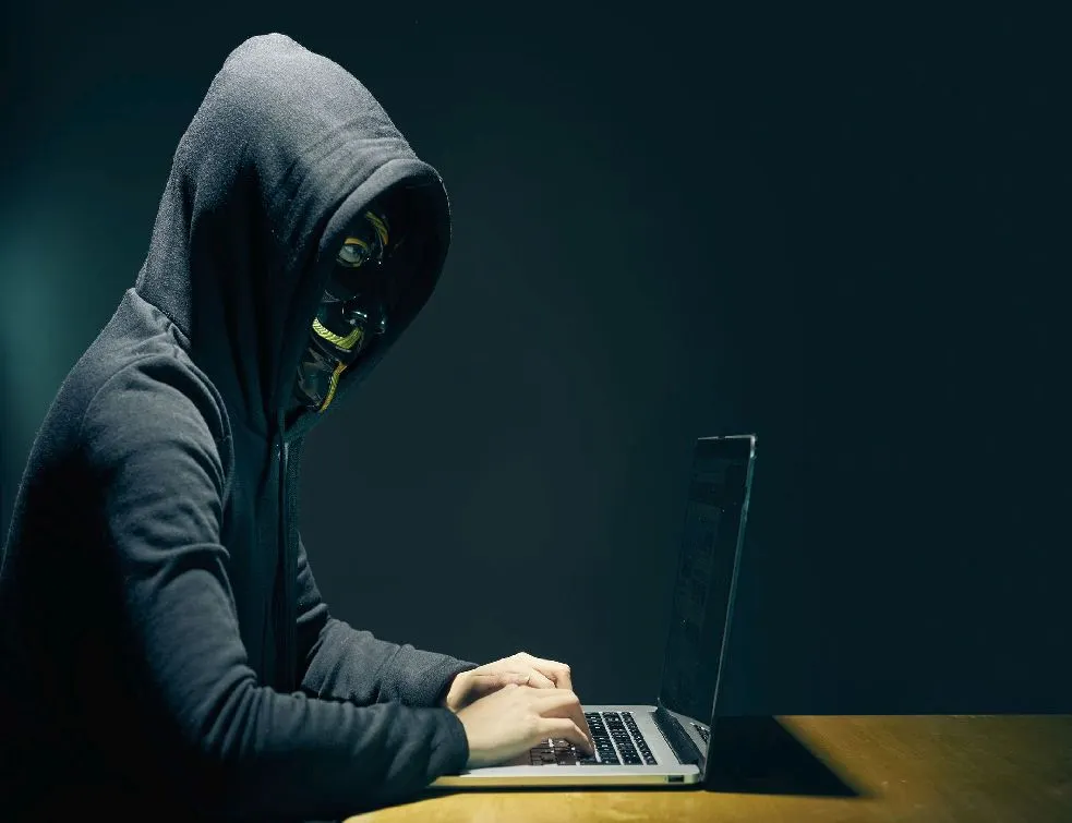 Atenţie ce cumpăraţi de pe internet. Un harghitean a comandat un telefon şi s-a trezit cu altul, mult mai ieftin