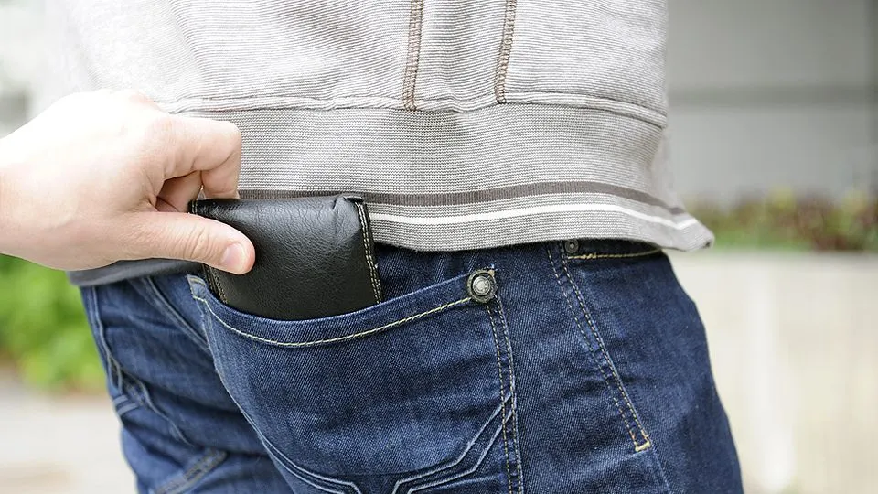Doi tineri din Miercurea Ciuc au furat un portofel cu peste 4.000 de lei