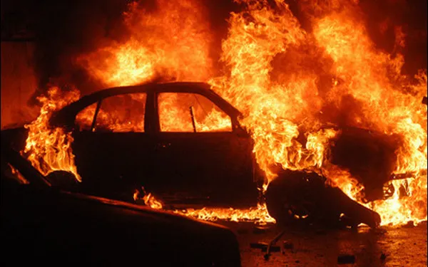 Un autoturism a luat foc după ce un tânăr fără permis a intrat cu el într-un gard