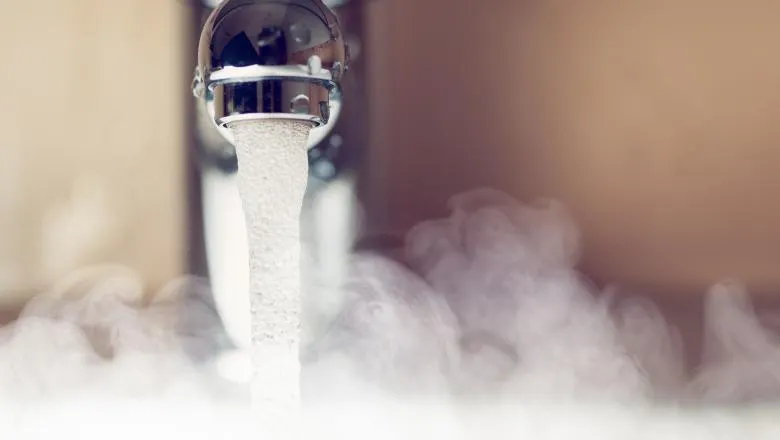 Bătrânii din Miercurea Ciuc primesc ajutor pentru a folosi apa caldă