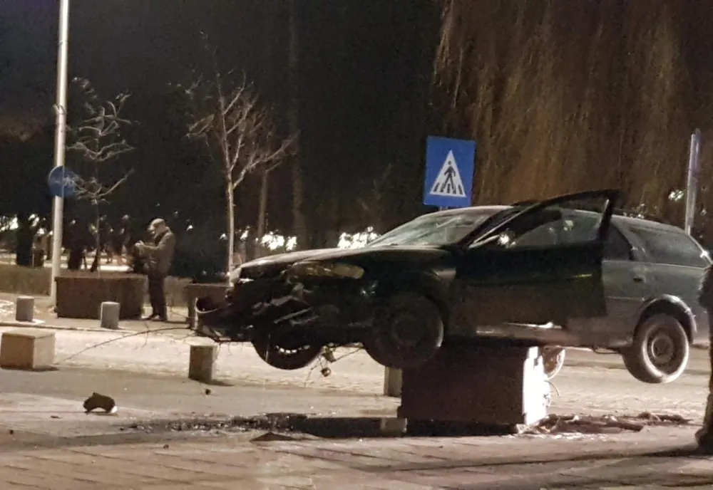 Șofer cascador la Miercurea Ciuc: s-a urcat cu mașina pe o bordură și a rămas suspendat pe un ghiveci ornamental 