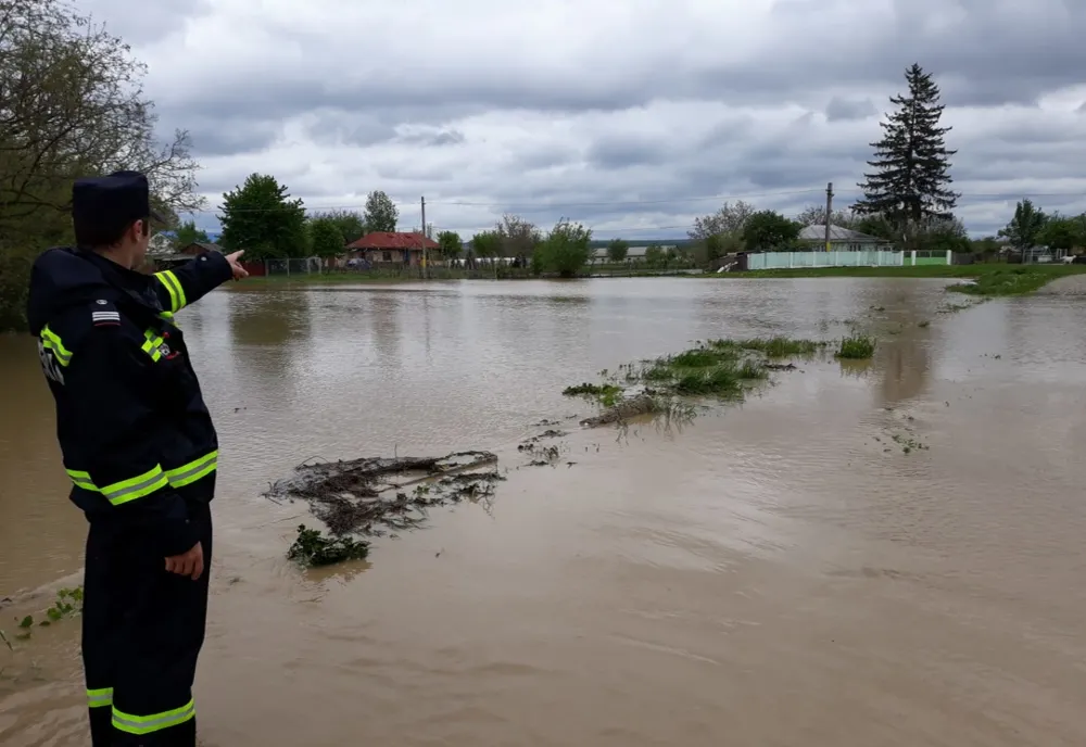 Aversele torențiale au produs inundații în municipiul Gheorgheni. Zeci de cur'i ;i subsoluri de bloc afectate