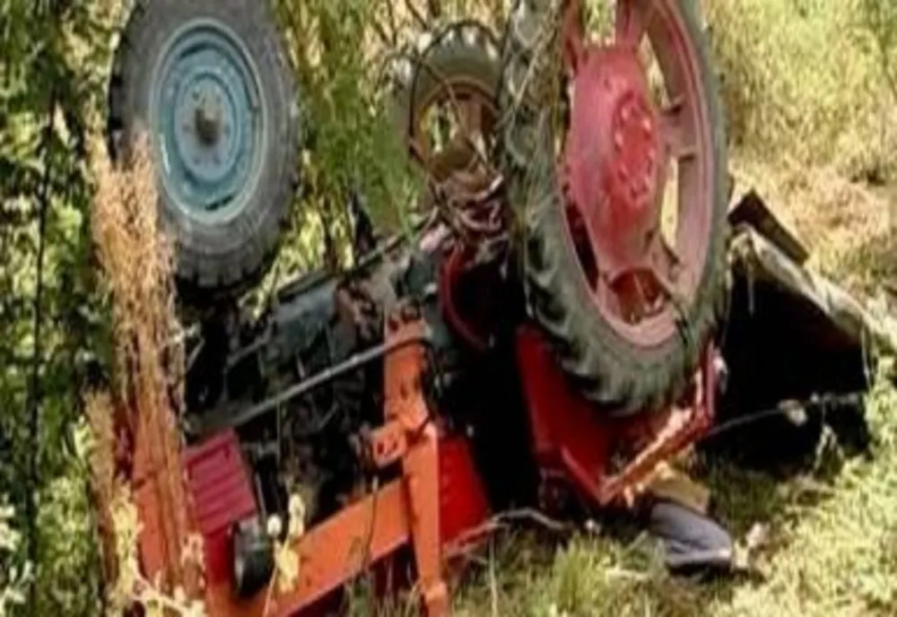 Minoră decedată după ce tractorul în care se afla s-a răsturnat