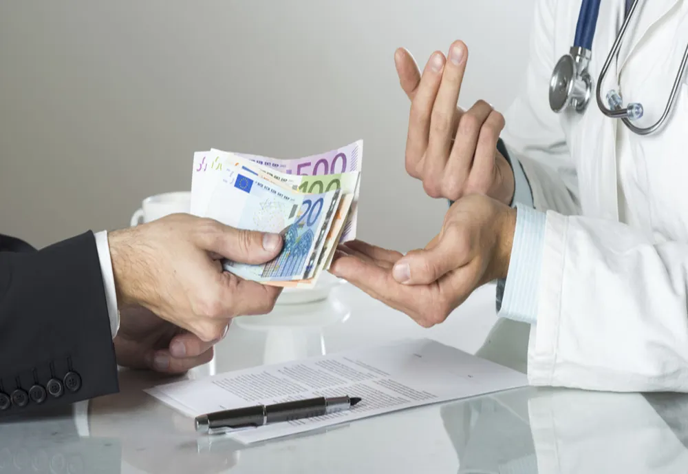 Noi dezvăluiri în scandalul șpăgilor din spitalele COVID! Managerul unității medicale din Odorheiu Secuiesc avea zeci de mii de euro ÎN PUNGI!