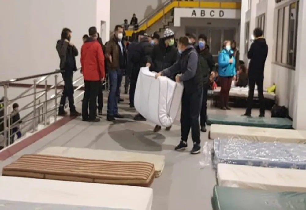 REPORTAJ Impresionant val de solidaritate la Miercurea Ciuc, pentru ajutorarea romilor afectaţi de incendiu