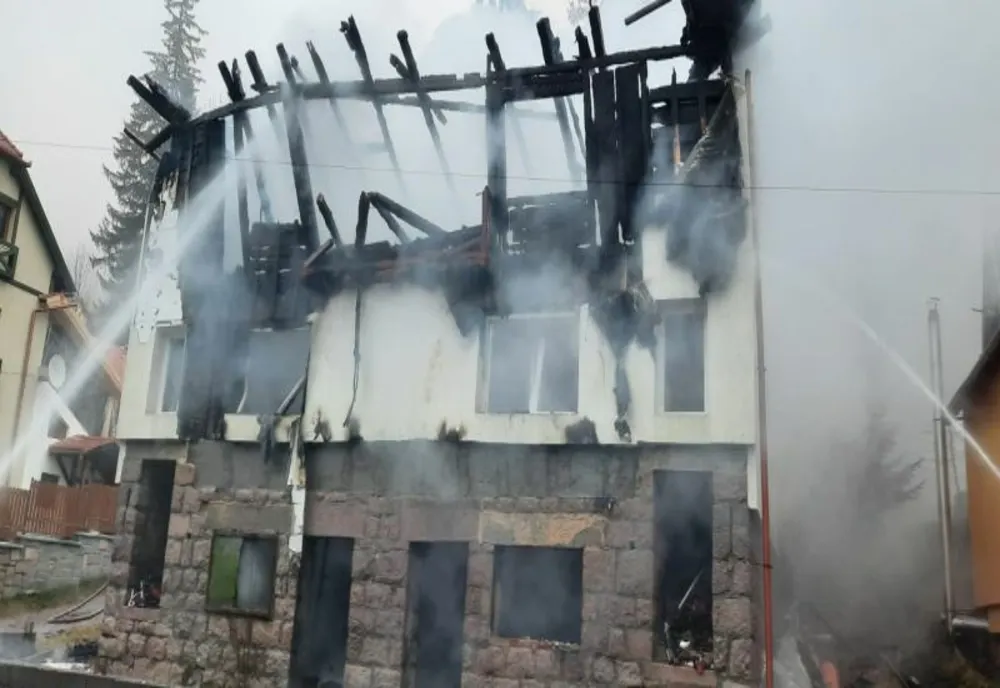 VIDEO Vilă distrusă de flăcări, la Băile Tușnad