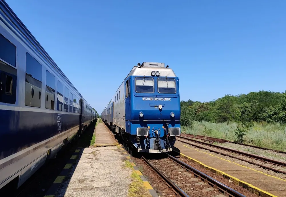 Trenuri staționate în stații, în județul Harghita