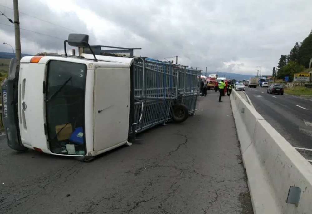 Camion răsturnat, cu o persoană încarcerată, la Miercurea Ciuc