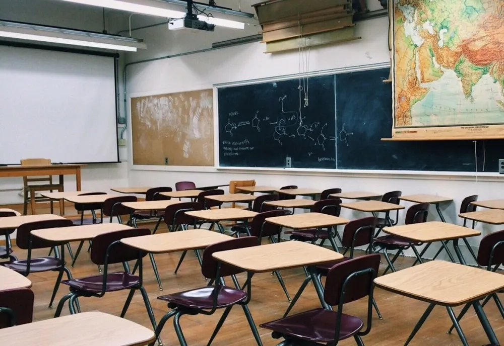 Elevii din două clase de la două școli din județ au trecut în online