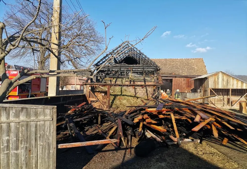 Anexă gospodărească din Lăzarea distrusă de flăcări