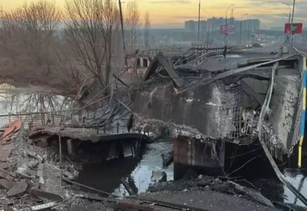 Pod aruncat în aer de Ucraina, pentru a stopa invazia rusă - imaginile disperării