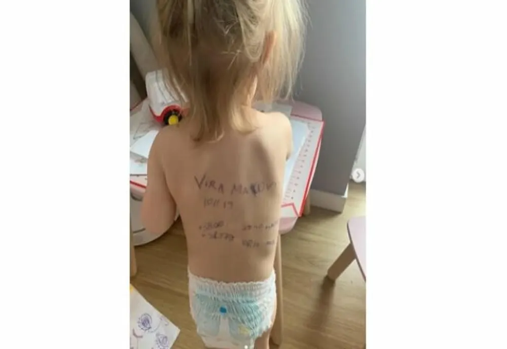 UCRAINA: Părinții scriu cu pixul, pe pielea copiilor, data nașterii și numerele rudelor, pentru cazul în care vor fi uciși 
