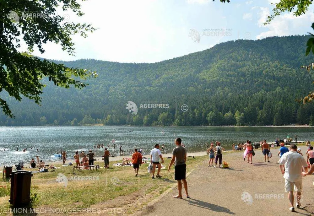 Interdicţie de a mai vizita Lacul Sfânta Ana şi Tihovul Mohoş pentru cei prinşi că hrănesc urşii