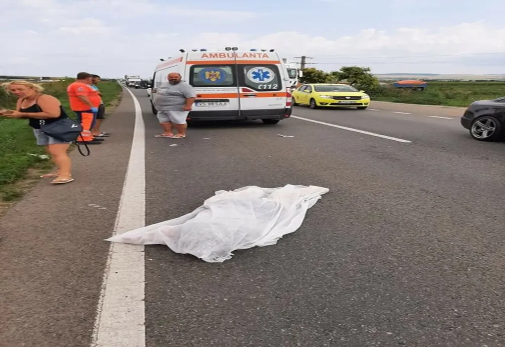 Accident mortal în localitatea Plăieșii de Jos. Un bărbat a decedat după ce s-a răsturnat cu tractorul