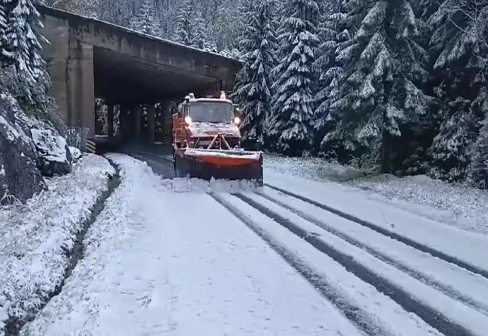 Iarna și-a intrat în drepturi în mai multe zone din țară. Ninge abundent, drumuri blocate VIDEO