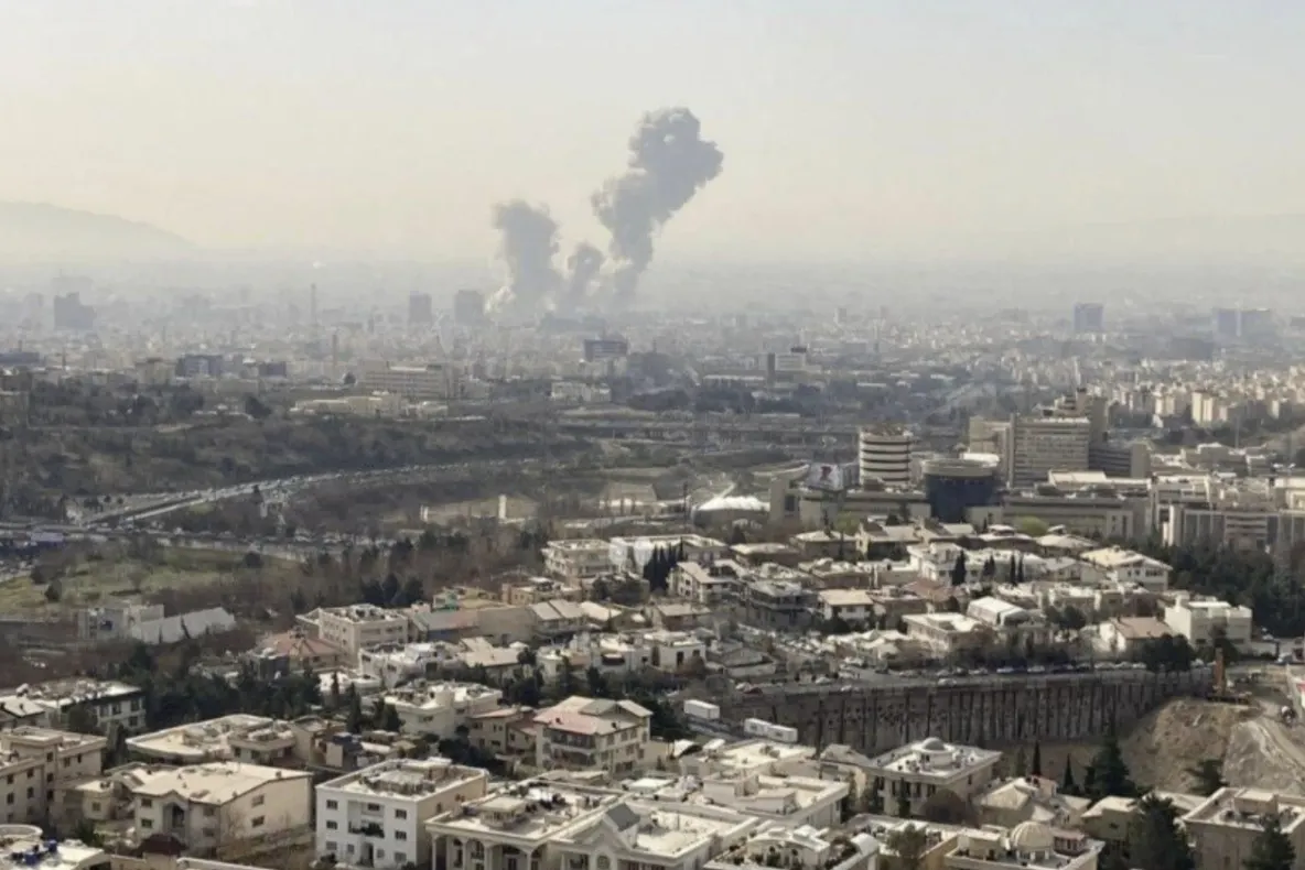Israelul anunță escaladarea atacurilor asupra Iranului, în timp ce Trump vorbește despre „progrese” în negocieri