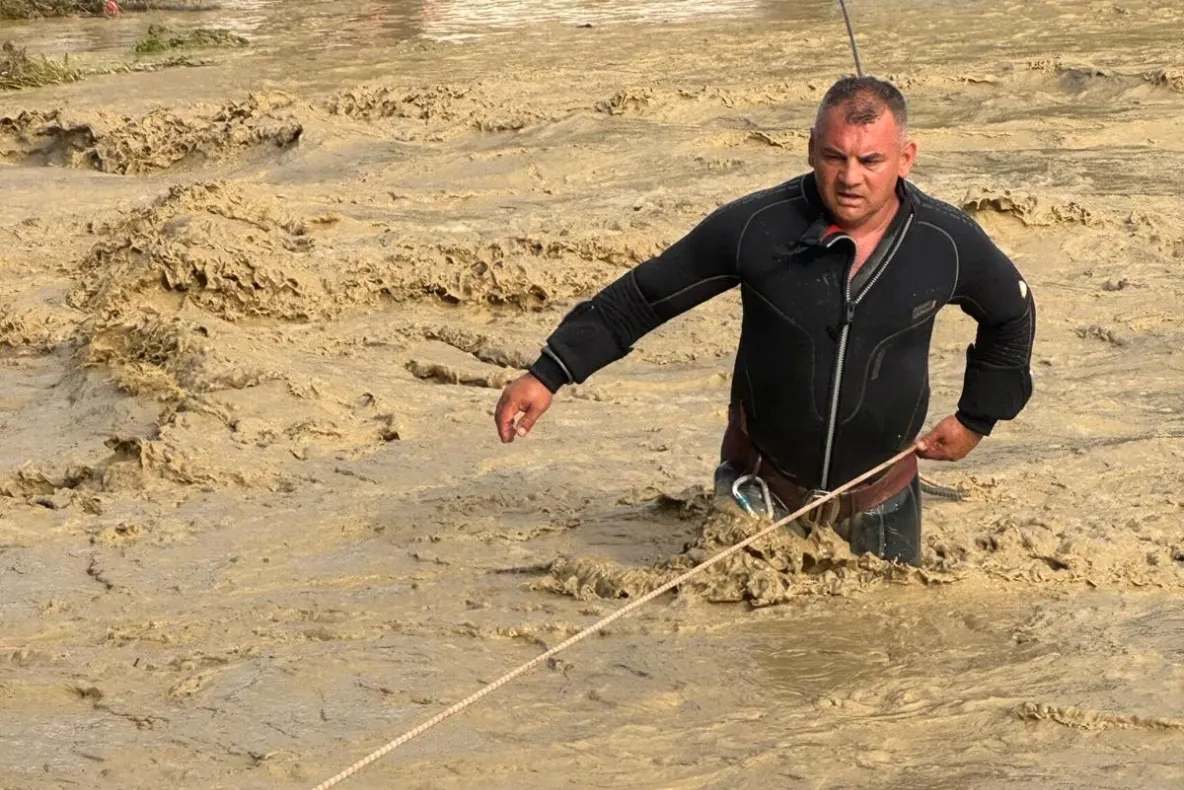 Prăpăd în Vrancea. Viiturile au măturat totul, oameni luați pe sus de ape. Pompierii militari intervin în forță - FOTO