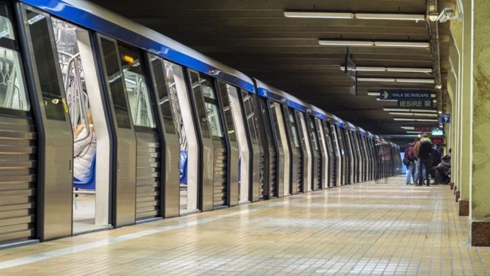 Panică la metrou! Două stații s-au umplut de fum după izbucnirea unui incendiu. Călătorii au fost evacuați din trenuri