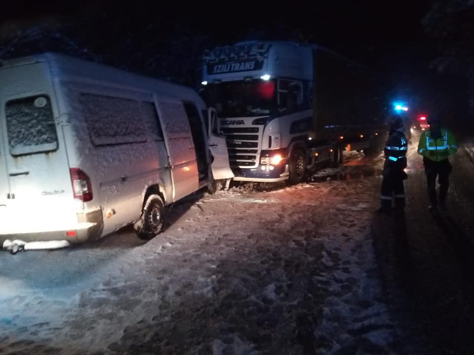 UPDATE: FOTO Un mort şi doi răniţi într-un accident pe DN 13A, în Harghita