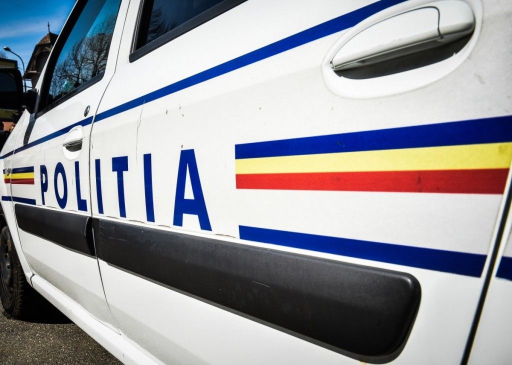 A vrut să fure o maşină şi a buşit alte două