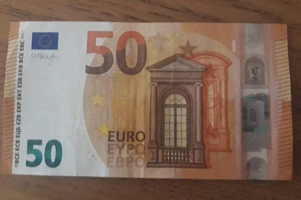 A plătit 150 de lei pe o bancnotă falsă de 50 de euro