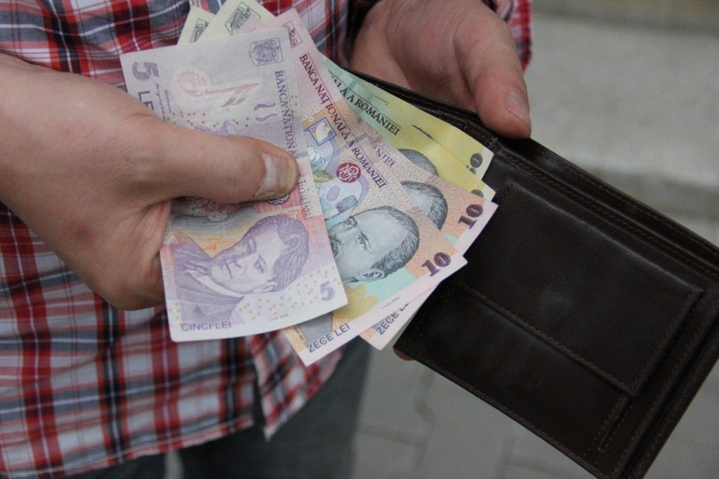 O tânătă a furat economiile unui bătrânel de 73 de ani