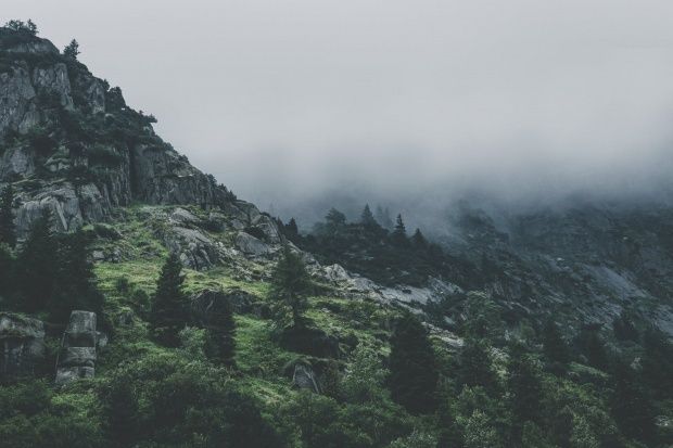 Turişti străini coborâţi de pe stânci de jandarmii montani, la Cheile Bicazului