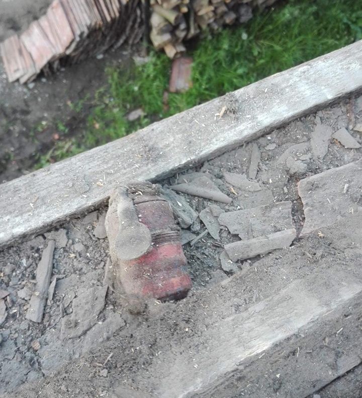 FOTO A găsit două grenade în pod, în timp ce îşi renova casa