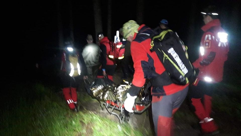 FOTO Un bărbat a murit în timp ce tăia lemne în pădure, la Ciobăniş