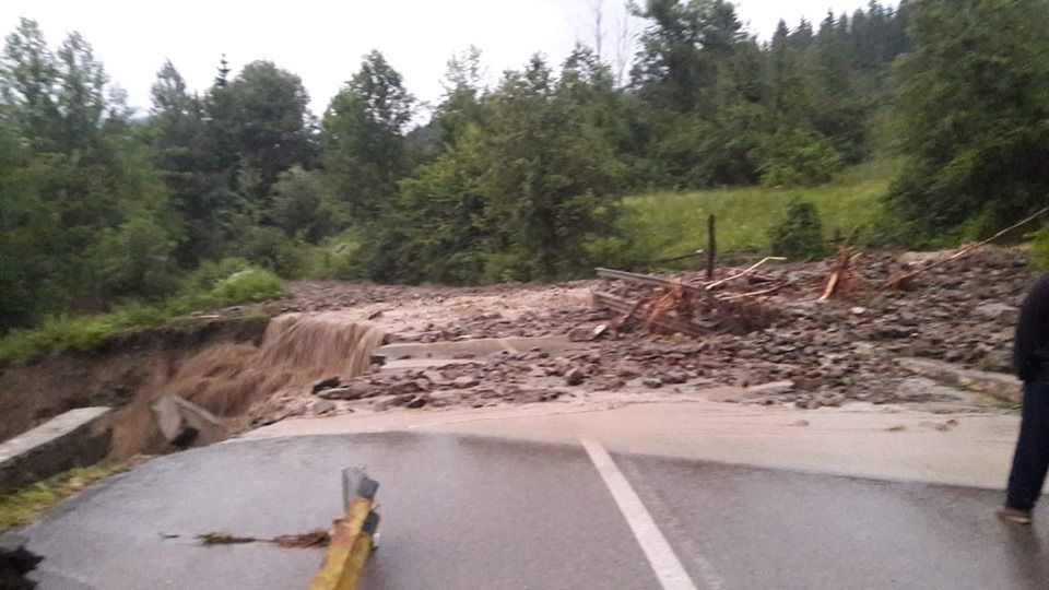 FOTO Drumul Național 15, spre Lacul Bicaz, s-a rupt din cauza aluviunilor