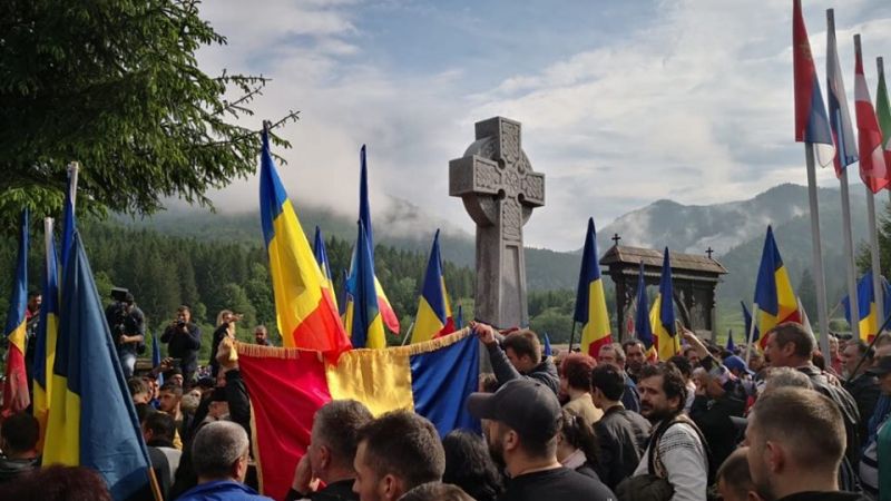 VIDEO Cimitirul din Valea Uzului a ajuns tranşeu de război între români şi maghiari, chiar de Ziua Eroilor
