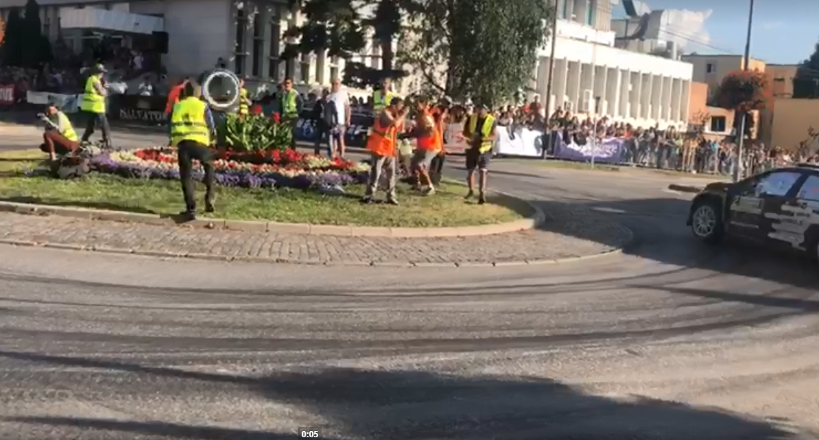 VIDEO Roata desprinsă a unei maşini a trecut la câţiva centimetri de capetele spectatorilor, la Raliul Harghitei