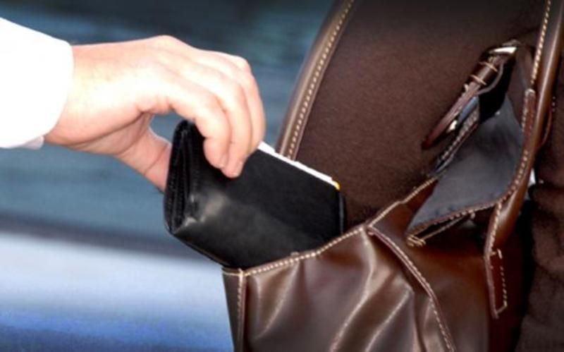 Doi cetăţeni maghiari au furat portofelul unei femei din Odorheiu Secuiesc