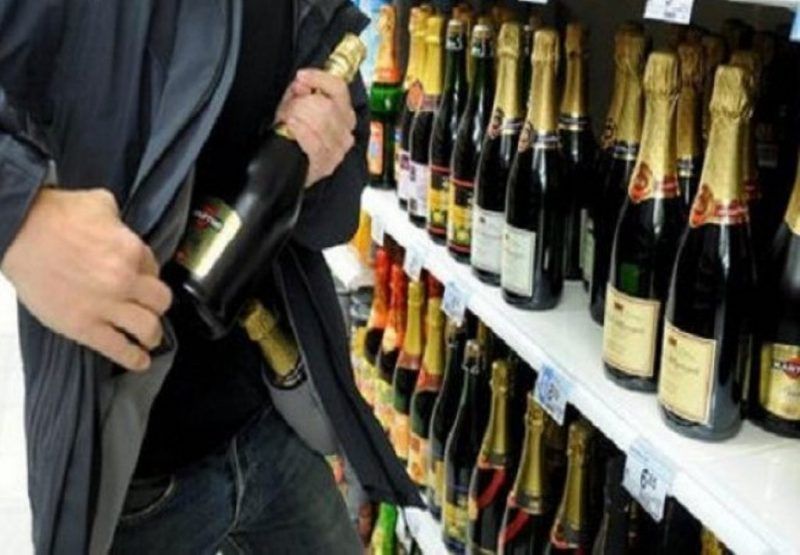 Un bărbat a furat băutura unui bar din Topliţa