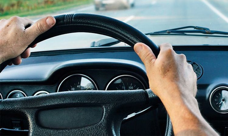 Un tânăr fără permis, care învăţa să conducă, este cercetat penal. Tată lui, la fel, pentru că i-a dat maşina.