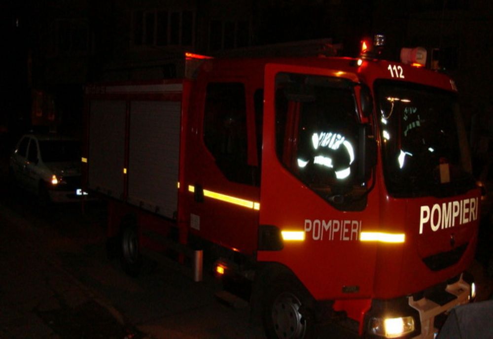 S-au împotmolit pe un drum forestier şi au fost ajutaţi de pompierii harghiteni