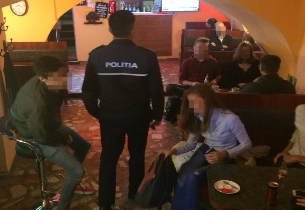 Elevi din Odorheiu Secuiesc, găsiți de polițiști în baruri, în timpul orelor