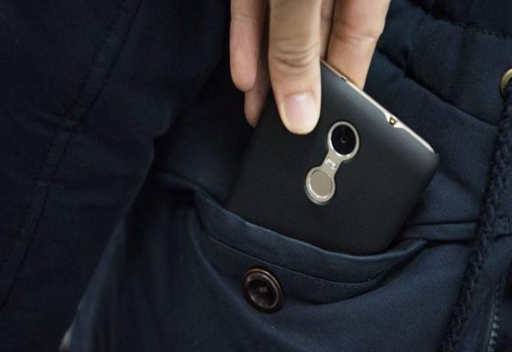 I-a cerut bani împrumut, dar i-a furat şi telefonul
