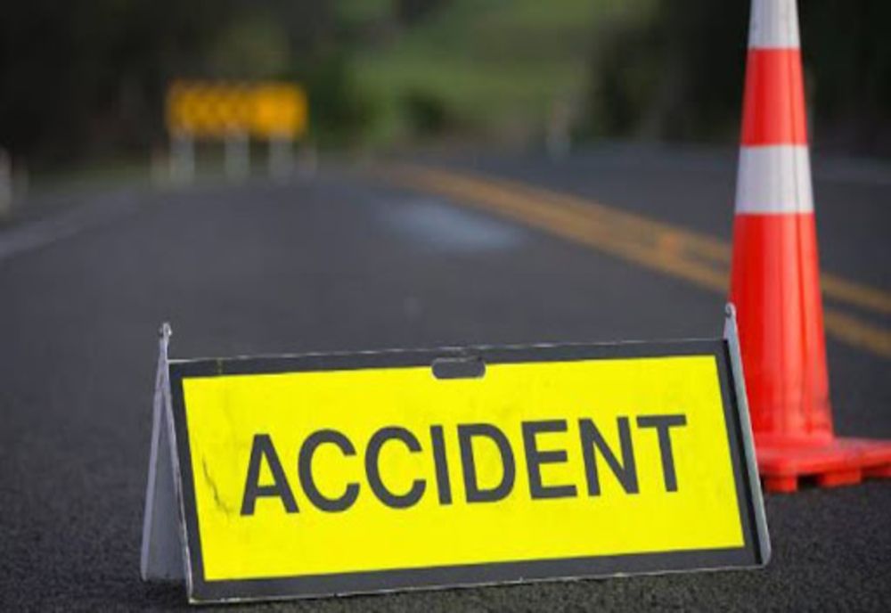 Accident provocat de o șoferiță care s-a angajat în depășirea unei coloane de mașini