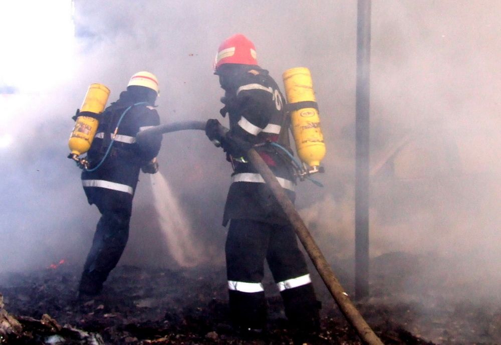 Incendiu într-o gospodărie din Șimonești. Pompierii harghiteni intervin pentru stingerea flăcărilor