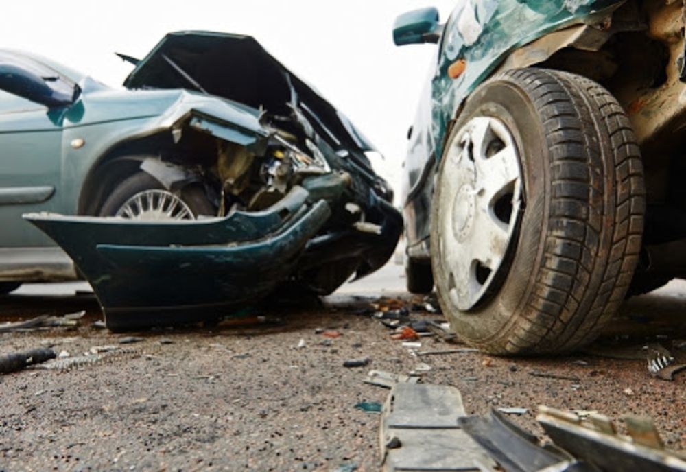 Două persoane rănite într-un accident frontal produs la Gheorgheni